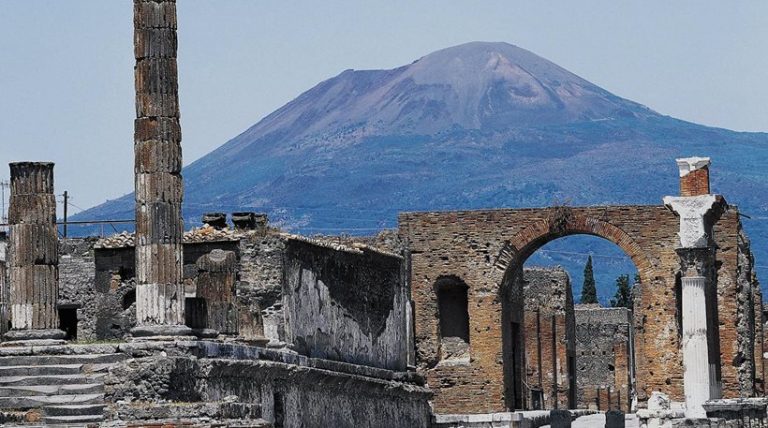 «Ξύπνησε» το ηφαίστειο της Ρώμης – Φόβοι για πρόωρες εκρήξεις