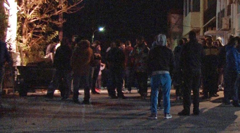 Ώρα μηδέν στα hotspot: Τα σπάνε μετανάστες και ακροδεξιοί, συναγερμός στην ΕΕ