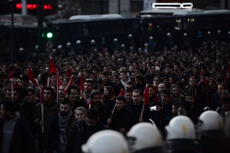 Πολυτεχνείο 2016: Σε εξέλιξη η μεγάλη πορεία στην αστυνομοκρατούμενη Αθήνα
