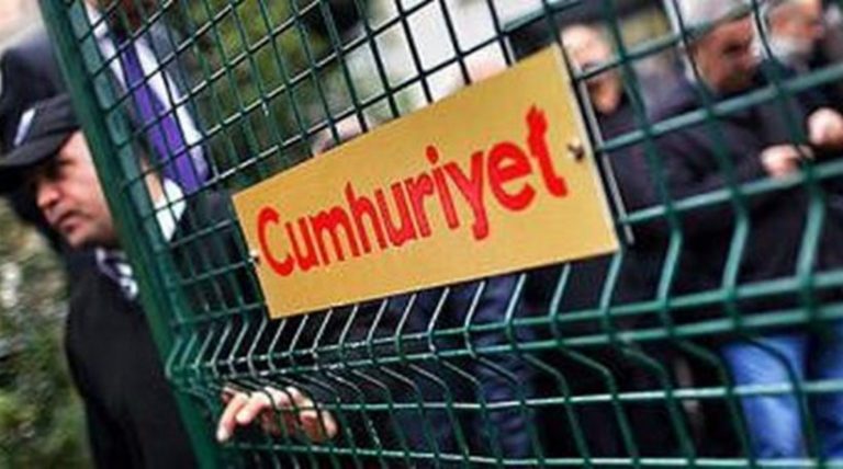 Προφυλακιστέοι κρίθηκαν οι εννέα δημοσιογράφοι της Cumhuriyet