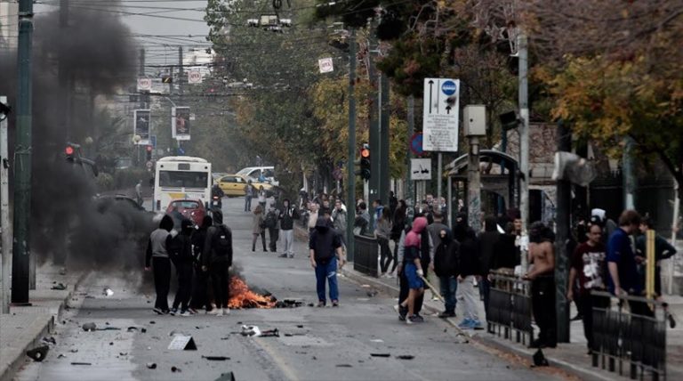 Σοβαρά επεισόδια στο κέντρο της Αθήνας: Φωτιές και καταστροφές μπροστά από το Πολυτεχνείο