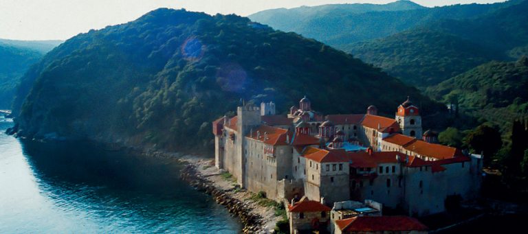 «Ορθοδοξία ή Θάνατος»: Πολιορκείται από ένοπλες αστυνομικές δυνάμεις η ιστορική Μονή Εσφιγμένου με τους 118 υπέργηρους μοναχούς