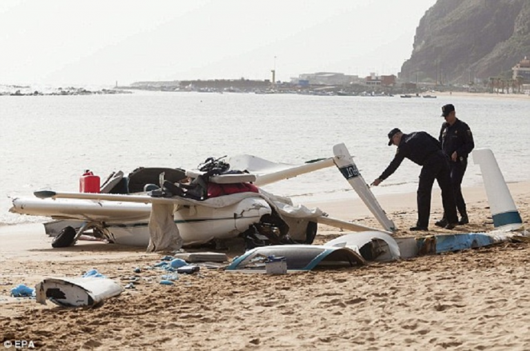 Αεροσκάφος έκανε «βουτιά» σε παραλία στην Τενερίφη
