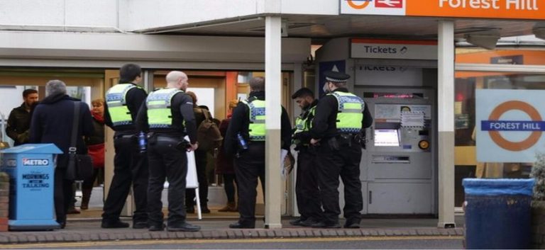 ΕΤΡΕΧΑΝ ΝΑ ΣΩΘΟΥΝ ΣΤΟ ΛΟΝΔΙΝΟ! Άνδρας επιτέθηκε σε κόσμο με μαχαίρι φωνάζοντας «Θάνατος στους Μουσουλμάνους»