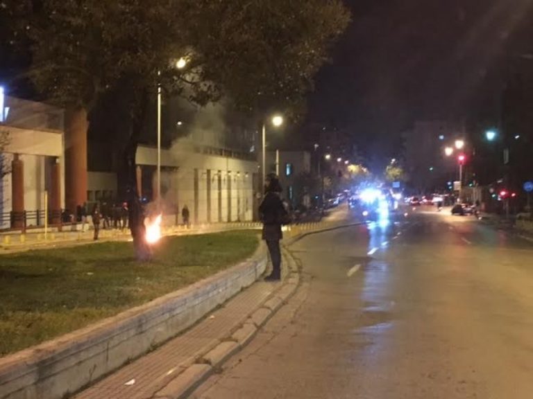 ΤΩΡΑ: Κουκουλοφόροι πετάνε μολότοφ και βεγγαλικά στο κέντρο της Θεσσαλονίκης