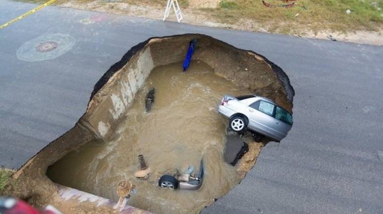 Καταβόθρα σε δρόμο του Τέξας «κατάπιε» γυναίκα αστυνομικό