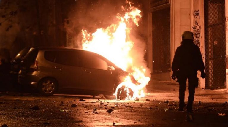 Φωτιές, μολότοφ και οδοφράγματα στα Εξάρχεια