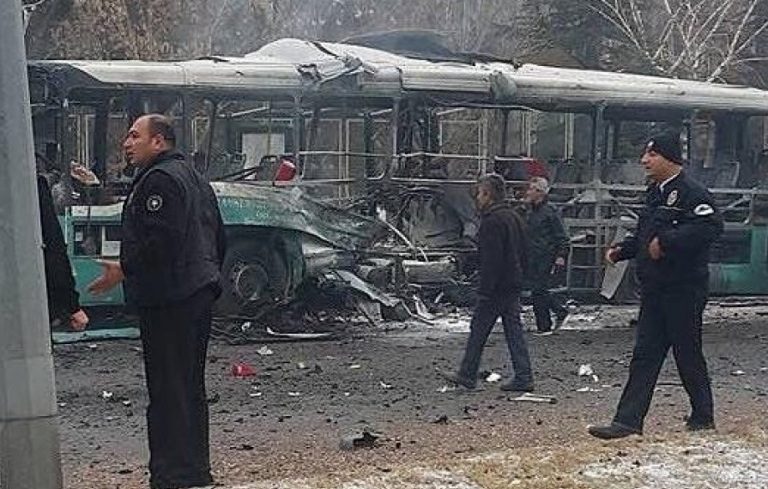 Καισάρεια: Τινάχτηκε στον αέρα λεωφορείο γεμάτο Τούρκους στρατιώτες