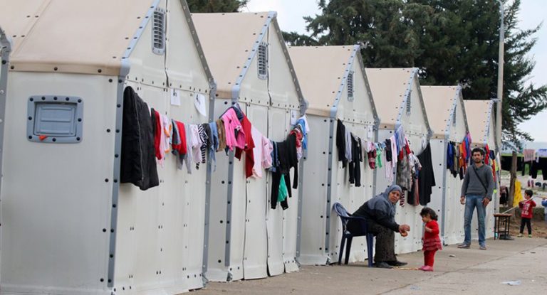 Στέλνουν στρατιωτικούς με ανίατες ασθένειες να εργαστούν σε Χοτ Σποτ προσφυγων!!!!!!!!!!!!!!!!