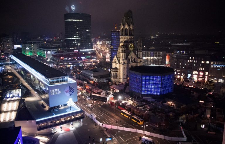 Η νταλίκα εισήλθε “με πρόθεση” στην αγορά του Βερολίνου λένε οι αρχές: Πακιστανός ο οδηγός