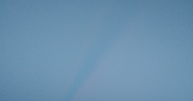 Παράξενη λωρίδα μπλε χρώματος στον ψεκασμένο ουρανό της Αττικής