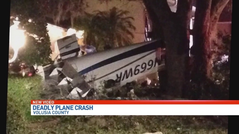 Πτώση μικρού αεροπλάνου σε αυλή σπιτιού – Δύο νεκροί