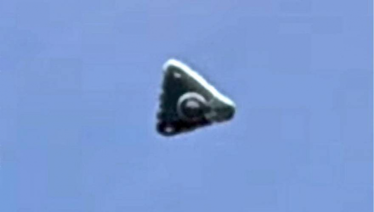 Γιατί σκούρα τριγωνικά ΑΤΙΑ εμφανίζονται σε όλο τον κόσμο αυτές τις μέρες;