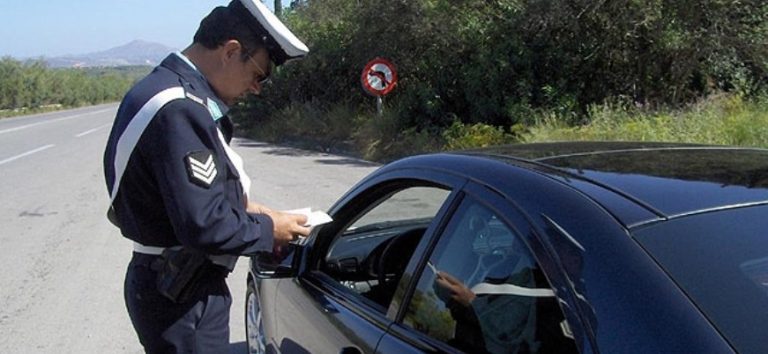 ΑΛΛΑΖΟΥΝ ΟΛΑ ΣΤΑ ΠΡΟΣΤΙΜΑ ΚΟΚ: Δείτε τις νέες τιμές για παραβίαση STOP, χρήση κινητού, κράνος κ.λ.π