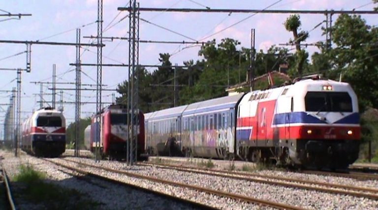 Εγκλωβισμένοι 200 άνθρωποι σε τρένο στο Δομοκό