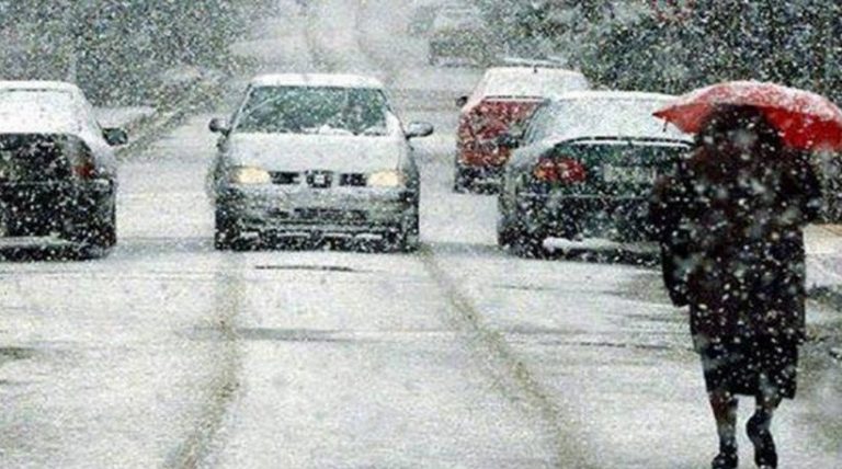 Σε επιφυλακή ολόκληρη η χώρα για τη νέα επέλαση του χιονιά