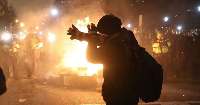 Η εποχή της λογικής τέλειωσε. Ήρθε η εποχή της βίας