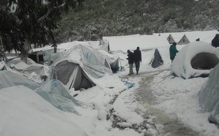 Κατεψυγμένοι οι πρόσφυγες στα νησιά – Έξαλλος ο ΟΗΕ – Ο Μουζάλας τι ακριβώς (δεν) κάνει;
