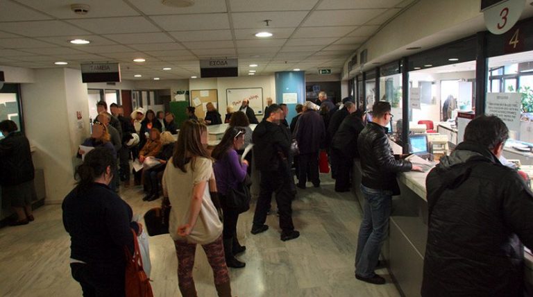 Κραυγή απόγνωσης από τους εμπόρους: Σε φόρους το 60% του εισοδήματός μας!