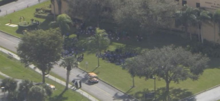 ΠΑΝΙΚΟΣ ΣΤΙΣ ΗΠΑ! Εκκενώνουν σχολείο μετά το τηλεφώνημα