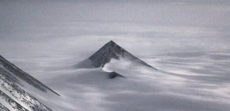 ΤΙ ΑΛΛΟ ΚΡΥΒΕΙ Η ΑΝΤΑΡΚΤΙΚΗ ΕΚΤΟΣ ΑΠΟ ΠΥΡΑΜΙΔΕΣ ΚΑΙ ΒΑΣΕΙΣ ΑΤΙΑ;;;