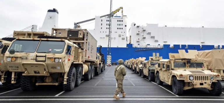 ΤΙ ΣΥΜΒΑΙΝΕΙ: Γιατί οι Αμερικανοί στέλνουν εκατοντάδες τανκ στην Ευρώπη