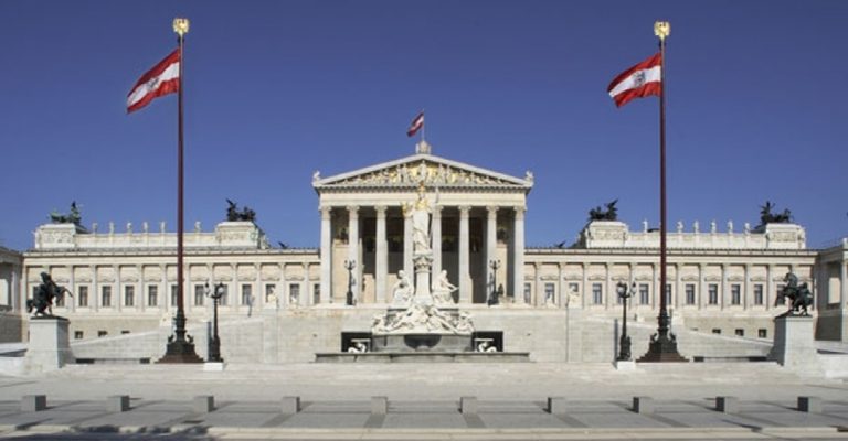 Η Αυστρία κλείνει 300 τζαμιά και διακόπτει την χρηματοδότηση σε ισλαμικά ιδρύματα