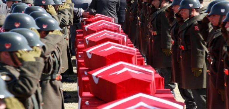 Τουρκικά αεροπλάνα βομβάρδισαν τα δικά τους στρατεύματα στη βόρεια Συρία