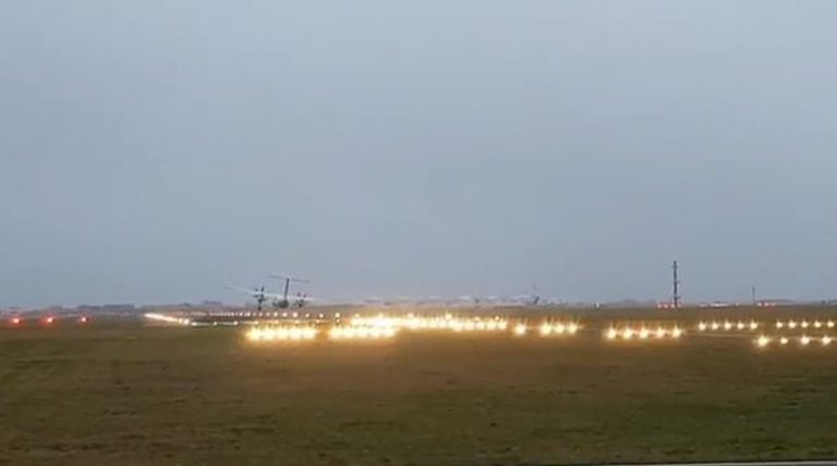 TΡΑΓΩΔΙΑ στο παρά πέντε! Αεροπλάνο χάνει τον έλεγχο και σύρεται στο έδαφος στο Άμστερνταμ