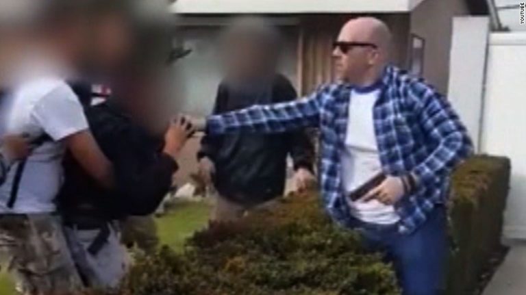 Bίντεο ΣΟΚ: Αστυνομικός στις ΗΠΑ πυροβολεί εναντίον 13χρονων (βίντεο)