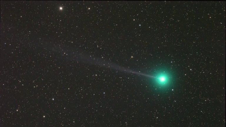 Ένας ασυνήθιστος κομήτης με πρασινωπή απόχρωση πλησιάζει τη Γη