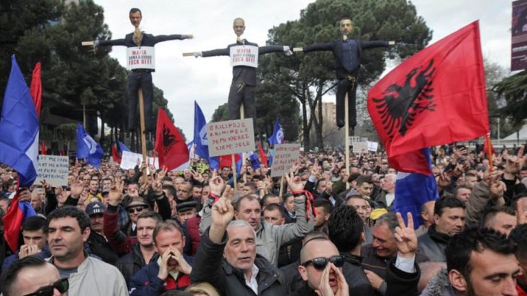 EΠΑΝΑΣΤΑΣΗ ΣΤΗΝ ΑΛΒΑΝΙΑ! Ζητούν την παραίτηση του  Έντι Ράμα