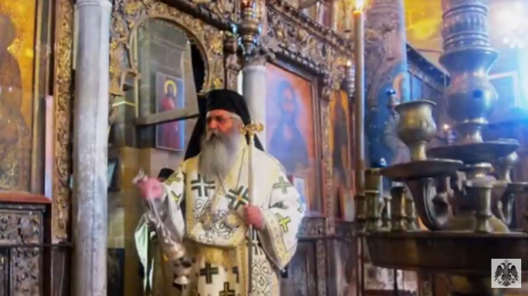 ΣΥΓΚΛΟΝΙΣΤΙΚΟ ΘΑΥΜΑ ΚΑΤΑ ΤΗΝ ΔΙΑΡΚΕΙΑ ΤΗΣ ΘΕΙΑΣ ΛΕΙΤΟΥΡΓΙΑΣ ΄΄ Είδαμε να βγαίνει ΦΩΣ μέσα από το Ιερό, να αγκαλιάζει τον Εσταυρωμένο και να πέφτει πάνω μας