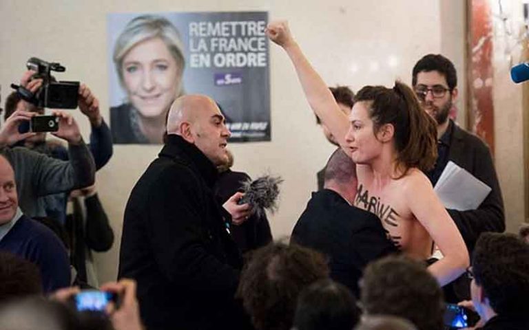 Σε πανικό το Σύστημα: επίθεση από γυμνόστηθη Femen σε ομιλία της Λεπέν! (video)