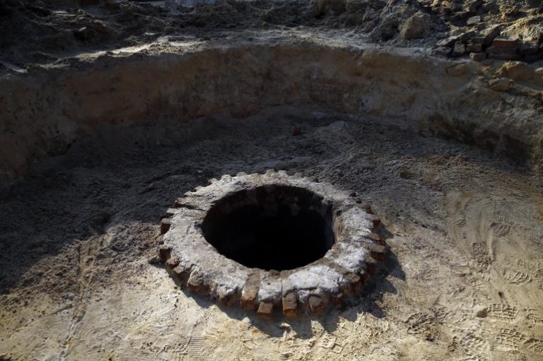 ΤΟ ΣΚΟΤΕΙΝΟ ΜΥΣΤΙΚΟ ΤΟΥ ΧΙΤΛΕΡ ΒΓΑΙΝΕΙ ΣΤΟ ΦΩΣ