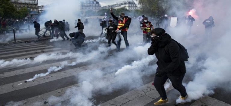 ΣΟΒΑΡΑ ΕΠΕΙΣΟΔΙΑ ΣΤΟ ΠΑΡΙΣΙ: Χιλιάδες διαδηλωτές στους δρόμους κατά της αστυνομικής βίας