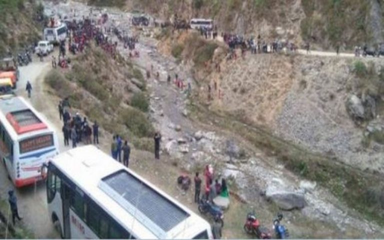 Τραγωδία: Λεωφορείο έπεσε σε γκρεμό 200 μέτρων – Τουλάχιστον 24 νεκροί