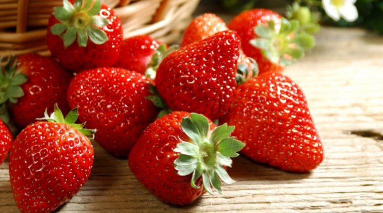 Αυτά είναι τα δώδεκα πιο μολυσμένα φρούτα και λαχανικά