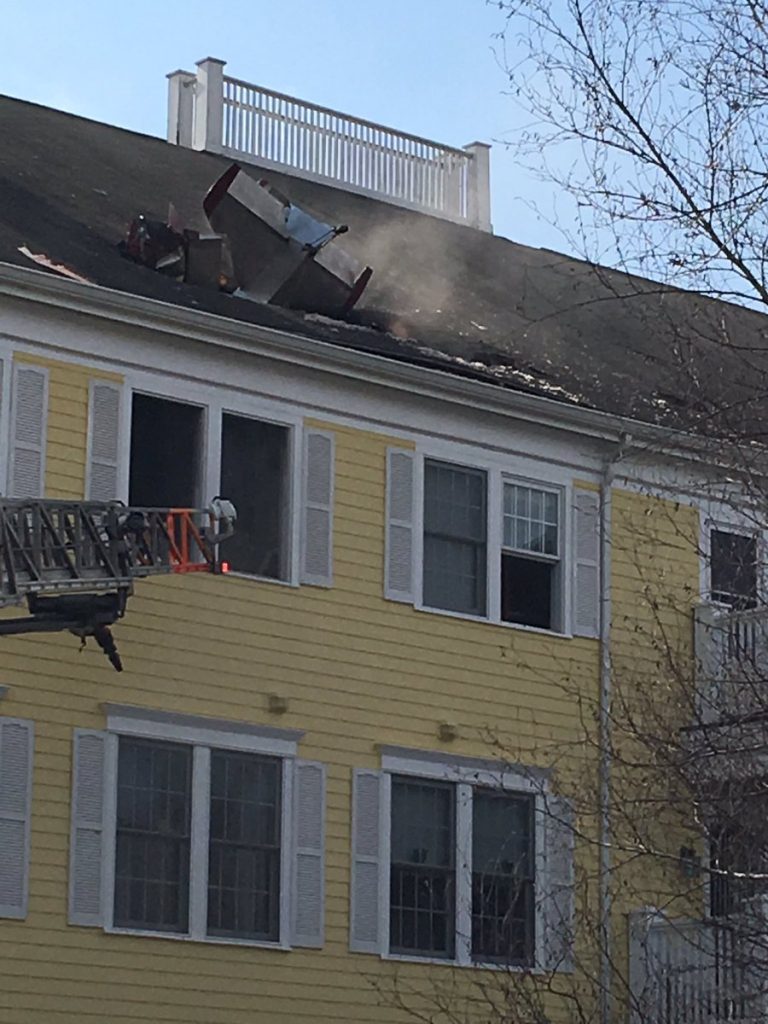 Aεροπλανάκι πέφτει σε οροφή στην Βοστώνη