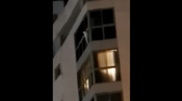 H δραματική στιγμή της διάσωσης ενός 5χρονου κοριτσιού που κρεμόταν στο κενό (βίντεο)