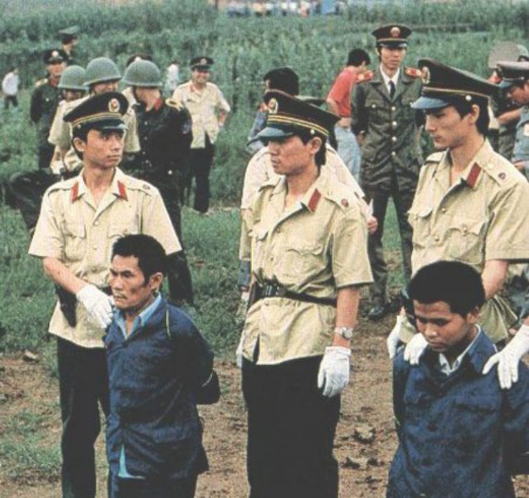 ΤΙΣ EΙΔΗΣΕΙΣ «ΑΥΤΕΣ»  Α Π Α Γ Ο Ρ Ε Υ Ε Τ Α Ι  ‘διά ροπάλου’  ΝΑ ΤΙΣ ΔΟΥΝ ΟΙ ΕΛΛΗΝΕΣ ΤΗΛΕΘΕΑΤΕΣ!