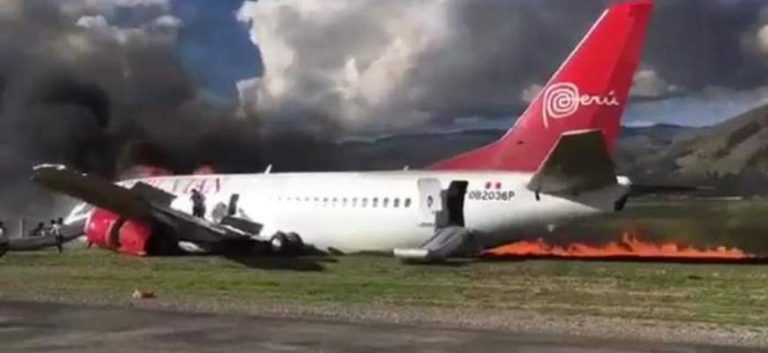 ΓΛΙΤΩΣΑΝ ΑΠΟ ΘΑΥΜΑ – Αεροπλάνο έπιασε φωτιά κατά την προσγείωση, ωστόσο γλίτωσαν… όλοι!