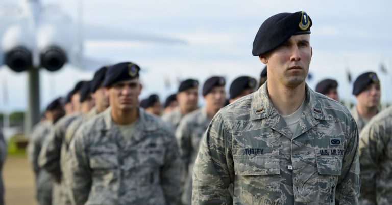 ΗΠΑ: Να μην χρησιμοποιούν τις λέξεις «αγόρι» και «κορίτσι» προειδοποιούνται όσοι υπηρετούν στην Πολεμική Αεροπορία γιατί μπορεί να θεωρηθούν «προσβλητικές»