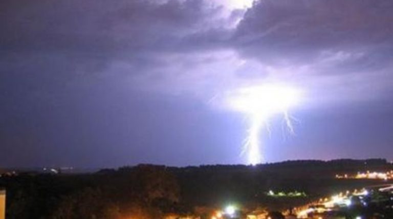 Περισσότεροι από 2.700 κεραυνοί σημειώθηκαν χθες στη δυτική Ελλάδα