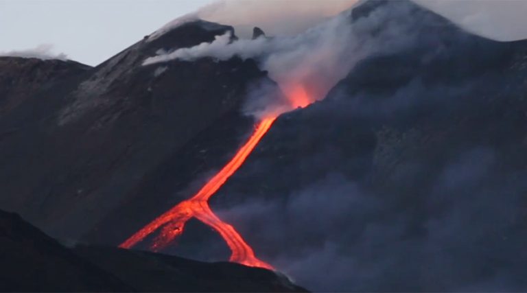 Η Αίτνα βγάζει ποτάμια λάβας.