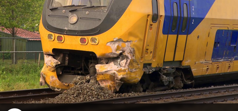 Κάτι εμποδίζει τον Μαύρο!!! Τρένο συγκρούεται με φορτηγό και εκτροχιάζεται στην νότια Ολλανδία