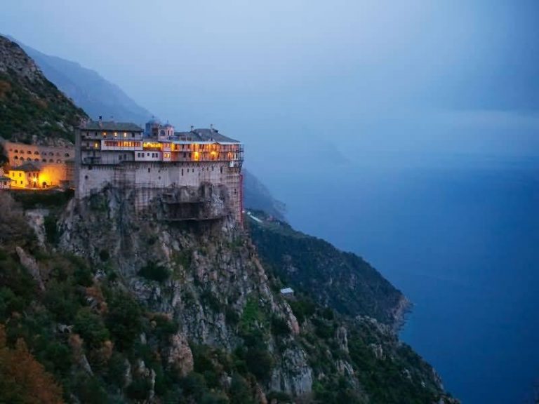 Διώχνουν από το Άγιο Όρος τους μοναχούς που δεν μνημονεύουν τον Πατριάρχη!