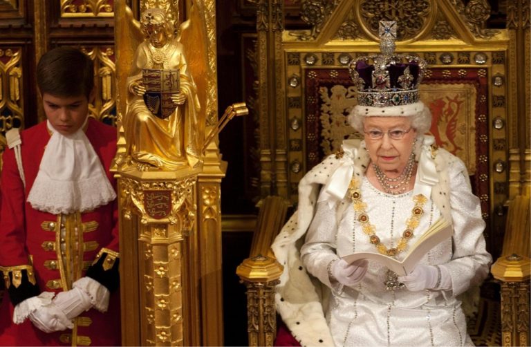 Εκμυστηρεύσεις-σοκ – Βασίλισσα Ελισάβετ: «Ο τρίτος παγκόσμιος πόλεμος θα ξεκινήσει μέσα στο 2017 – Κάποιος πρέπει να προετοιμάσει την νέα ανθρωπότητα» Βίντεο