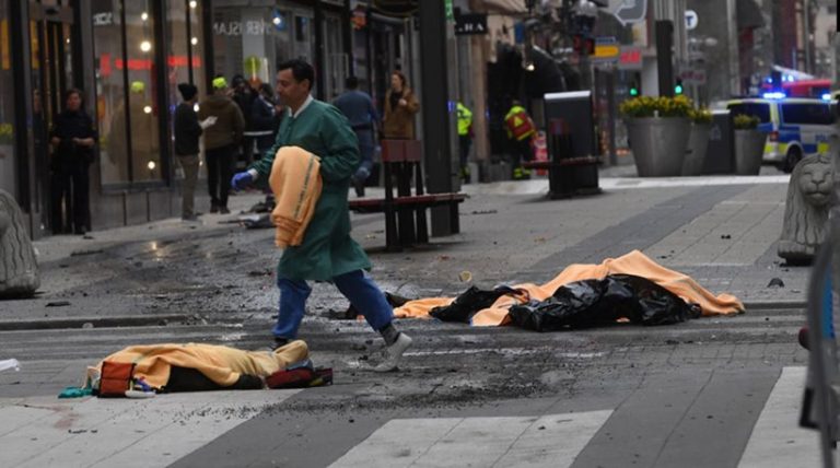 Φορτηγό έπεσε πάνω σε κόσμο στη Στοκχόλμη – Πληροφορίες για τρεις νεκρούς