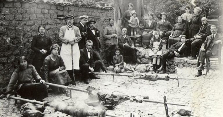 Πώς γιόρταζαν το Πάσχα στην Ελλάδα το 1930; [photos]